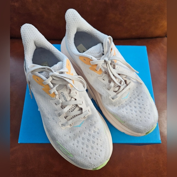 HOKA Clifton 9 size 7 womens - Picture 2 of 15
